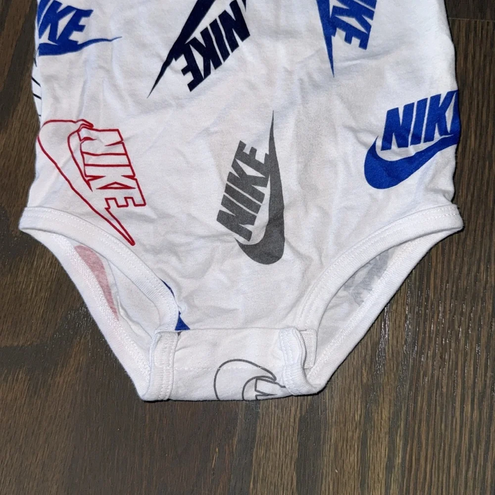 Nike Do It Short Sleeve Bodysuit & Shorts 2 Piece Set | 9M - Picture 5 of 8